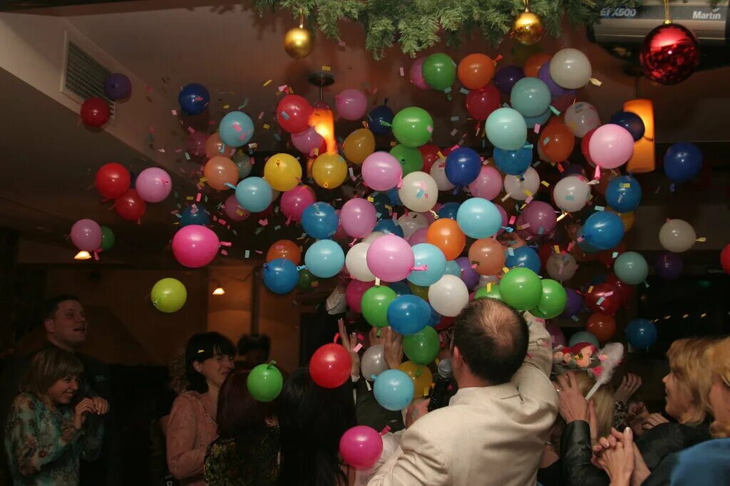 Конкурсы с воздушными шариками. Шар-сюрприз. Шар сюрприз на детский праздник. Шар сюрприз с шарами. Шарики с сюрпризом на день рождения.