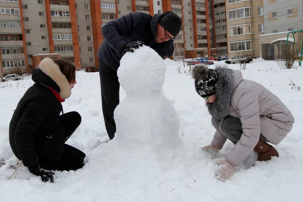 Лепить снежок