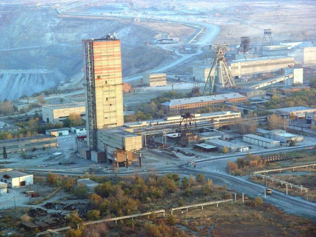 металлургические заводы урала. гайский гок открытый рудник. красноуральск завод металлургический. гайский гок шахта. угмк сталь завод тюмень.