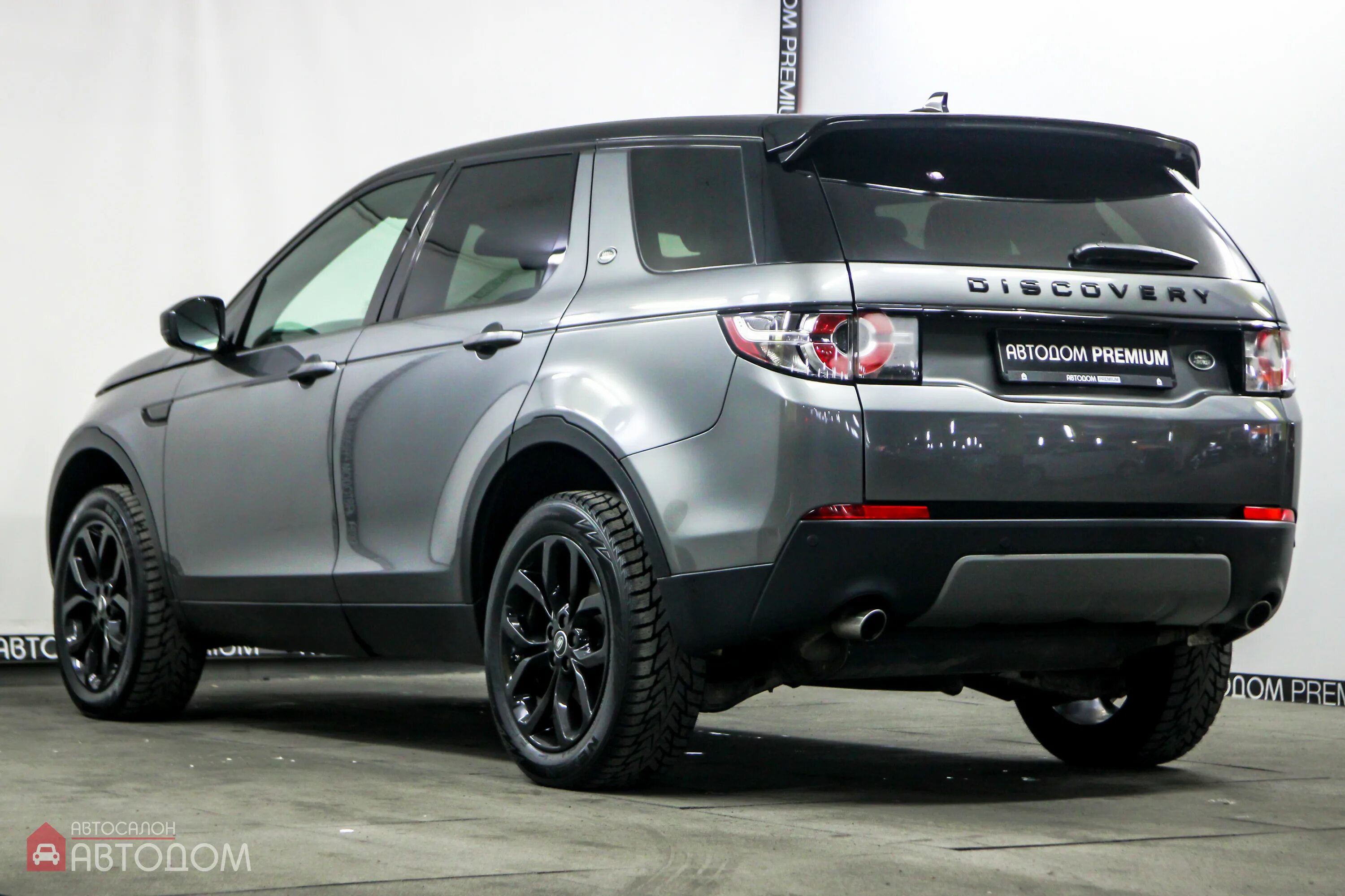 Discovery sport 2.0. Land Rover Discovery Sport 2015. Дискавери спорт 2015. Дискавери спорт 2015 с подножками. Пороги ленд Ровер Дискавери спорт 2020 года.