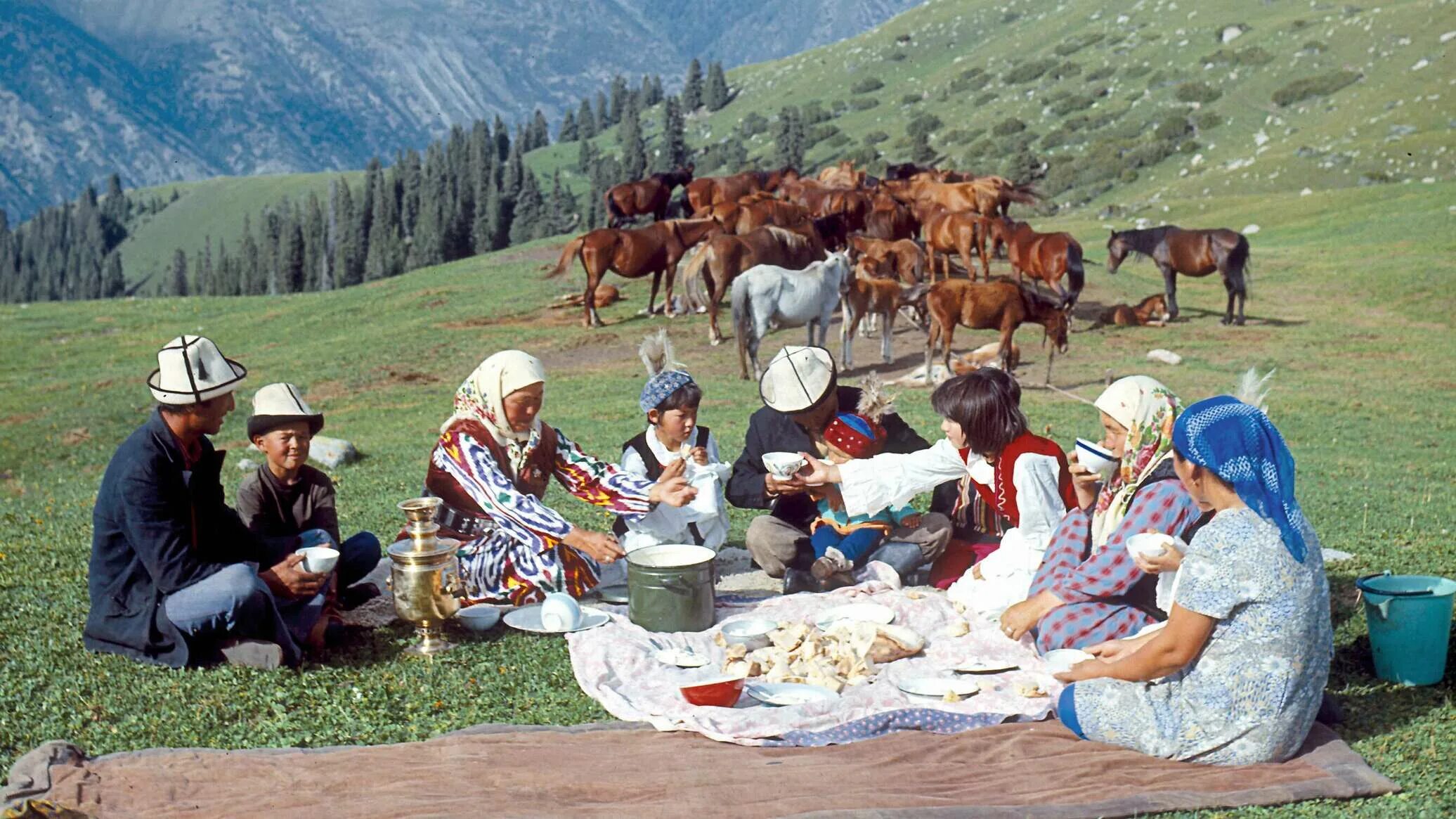 Киргизы большая. Горы кымыз Кыргызстана. Кыргызская семья. Джайлоо туризм. Семья кыргызов.