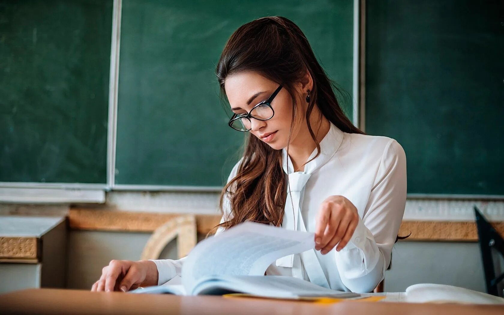 Дети на уроке. Учитель и дети. Привлекательный урок. Привлекательный урок. Счастливые студенты и педагоги.