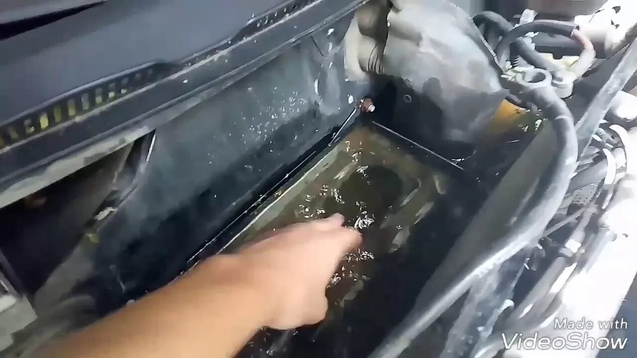 Самый грязный салон автомобиля. Дренажные отверстия audi a4 b5. Залил салон водой. Вода в салоне авто. Дренажные отверстия хендай соната.