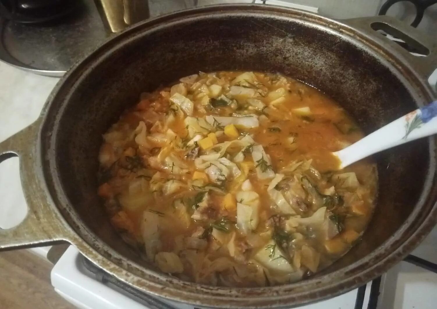 Капуста квашеная тушеная с мясом в кастрюле. Капуста тушёная с фаршем казане. тушёная капуста с мясом в казане. капуста тушёная с фаршем и картошкой. тушёная картошка с фаршем в казане.