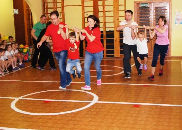 Спортивный праздник мама папа я спортивная семья. Эстафеты с родителями в детском саду. Веселые старты семейные эстафеты. Эстафеты мама папа я спортивная семья. Спортивные праздники мам