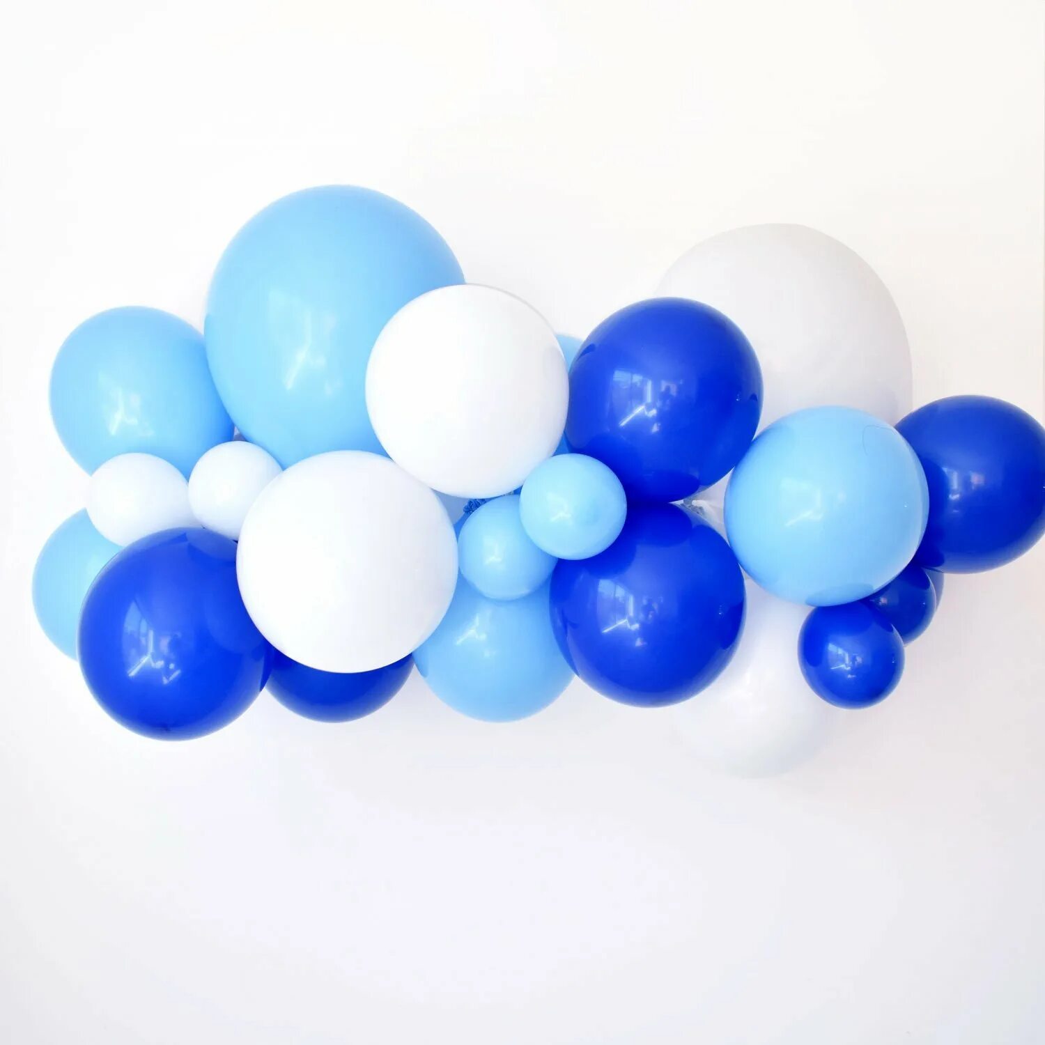 Сине белые шары. Гирлянда из шаров синяя. Гирлянда из шаров бело синяя. Гирлянда из голубых шаров.