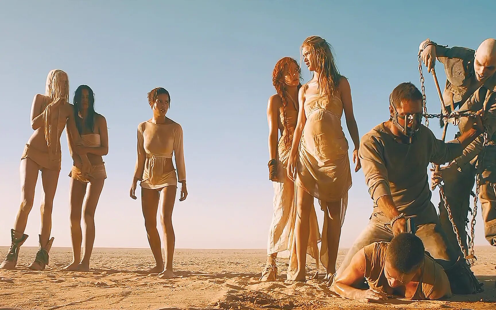 Шарлиз терон дорога ярости. Дорога ярости несмертный джо. Путин на бессмертном полку 2022. Безумный макс 2015 жены. Безумный макс дорога ярости фильм 2015 несмертный джо.