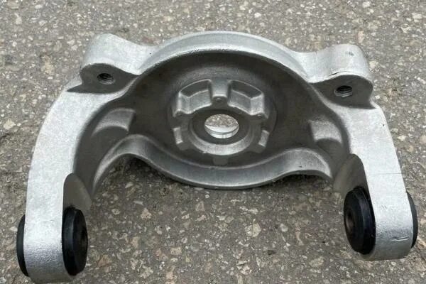 Опора продольного рычага акцент тагаз. Верхняя опора стойки волга сайбер. Задние опоры передних рычагов. Опора амортизатора переднего волга сайбер. Опора амортизатора додж стратус 2.
