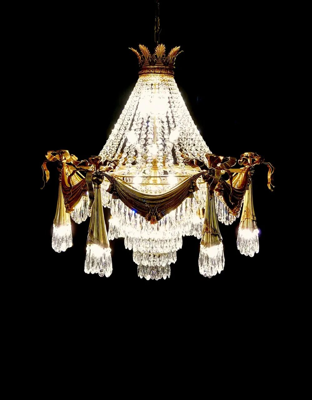 магазин люстр. свет москвы люстры. большой магазин люстр. люстра в салоне магазина. свет москвы люстры.