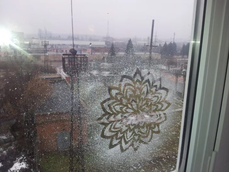 украшение окон к новому году искусственным снегом. снежинки снегом на окне. снежинки на окна. искусственный снег на окнах. снежинки снегом на окне.
