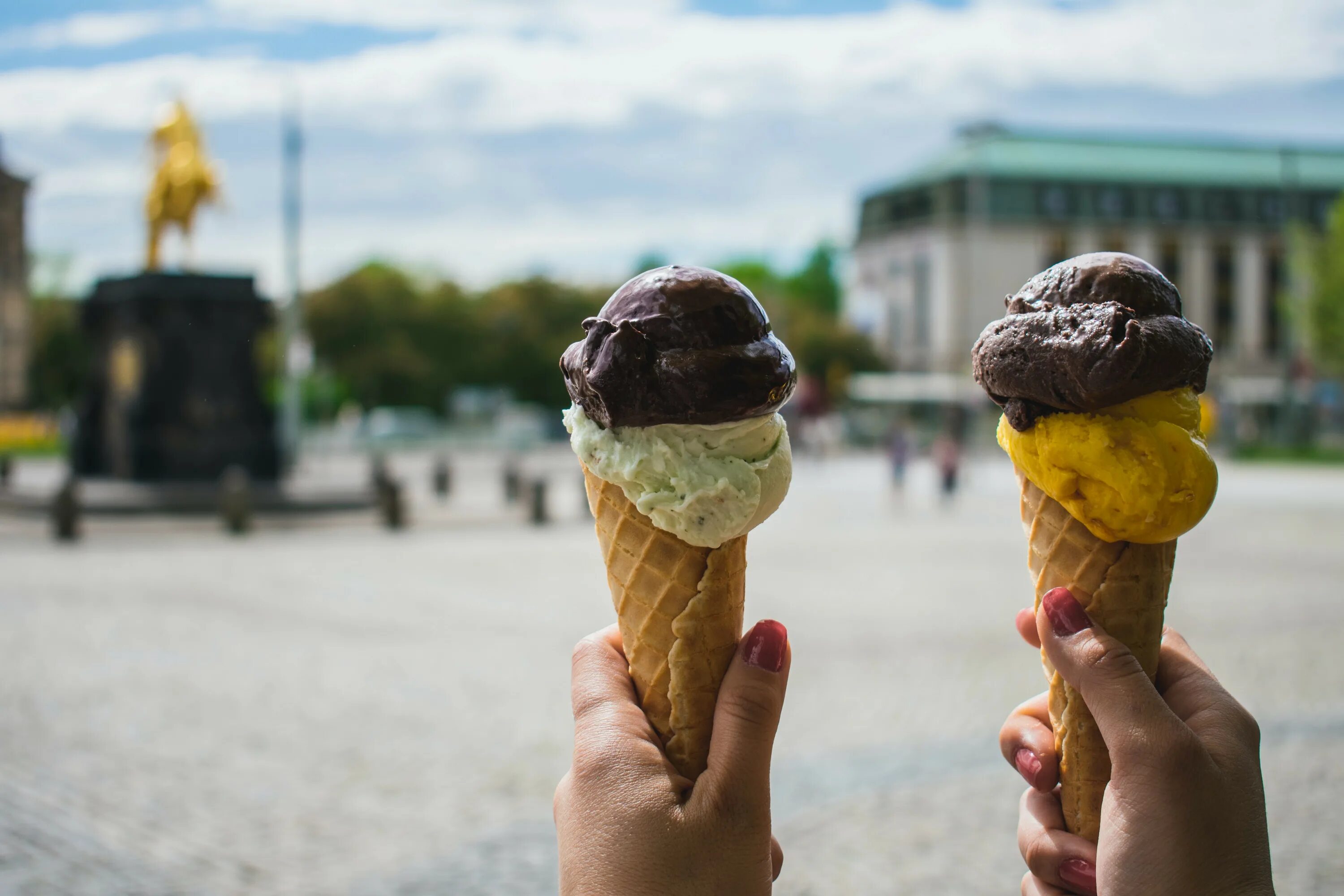 Ice cream new. Джелато мороженое. Мороженое рожок. Мороженое рожок в руке. Американское мороженое.