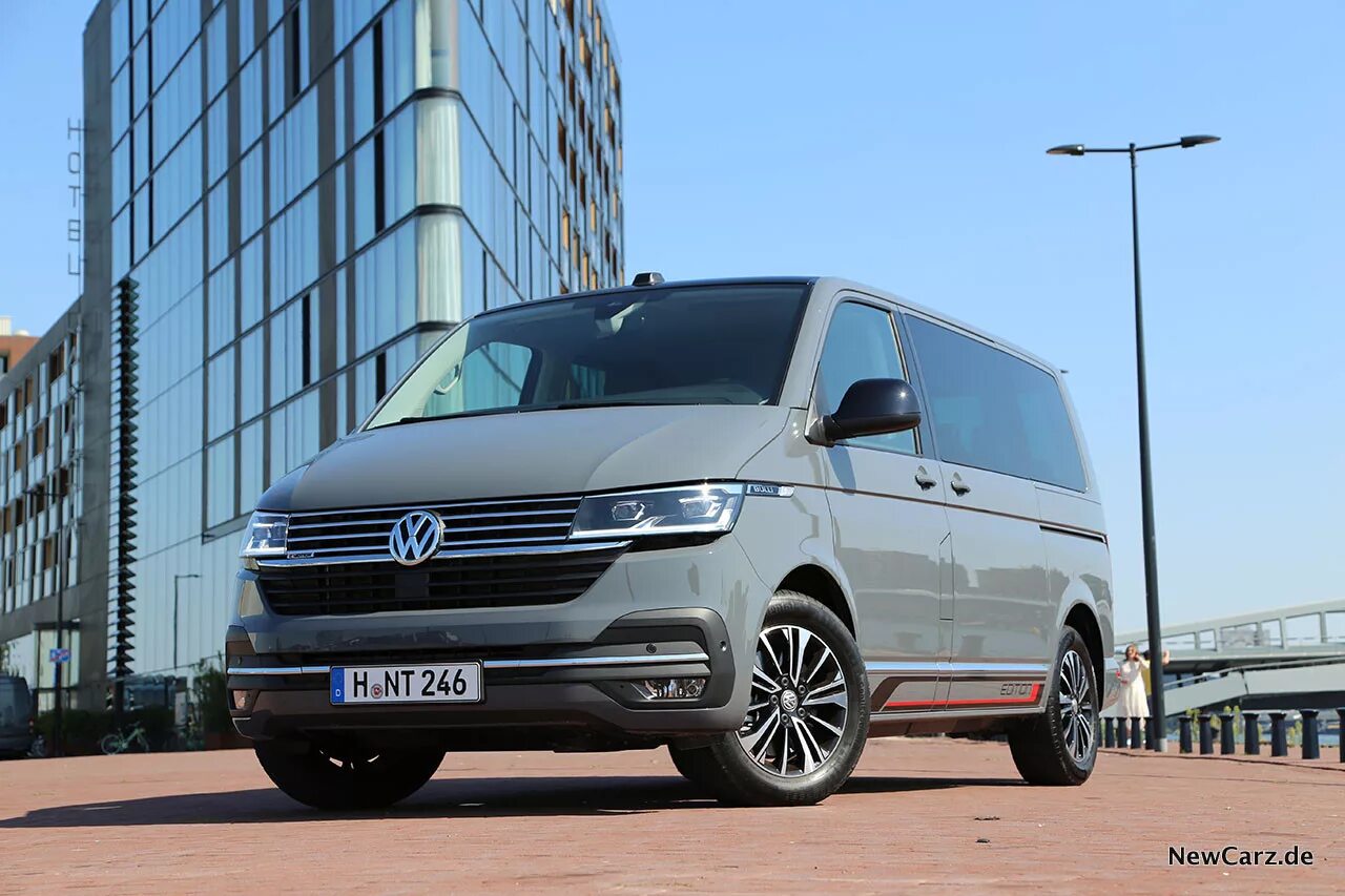 Т 6 октября. VW Multivan 6.1. VW t6 Caravelle Multivan. Новый Фольксваген Каравелла 2023. Фольксваген Мультивен 2023.