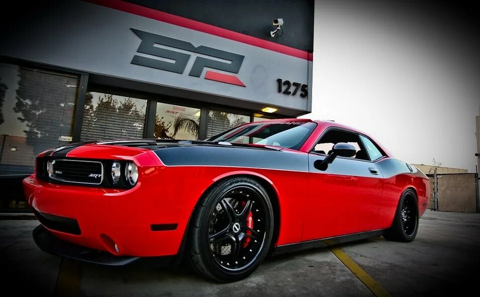 Dodge tuning. Додж Челленджер СРТ 8. Dodge Challenger тюнингованный. Dodge Challenger 2013 Tuning. Додж Челленджер тюнингованная.