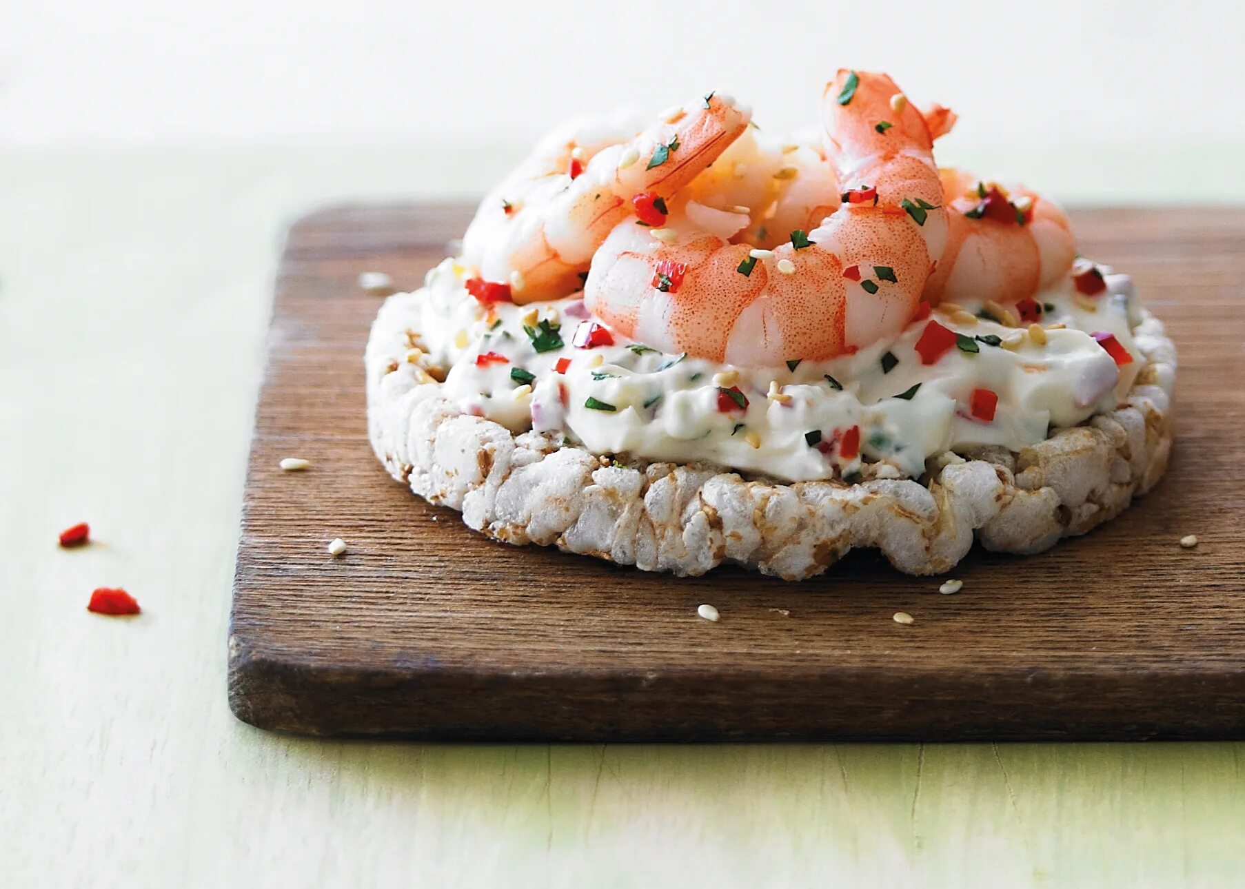 ужин с морепродуктами. канапе брускетта креветка авокадо. салат с авокадо и креветками и сыром. закуска с креветками в тарталетках. паста альфредо с креветками.