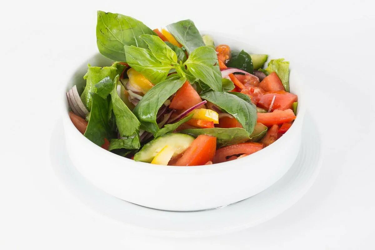 Салат. Салат из овощей. Свежий овощной салат. Микс салат с овощами. Овощной салат огурцы помидоры лук