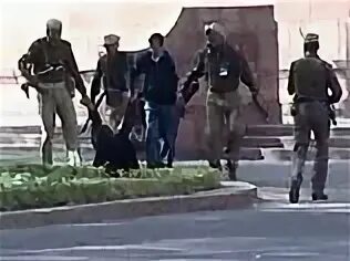 Нападение на индийский парламент 2001. Атака на парламент Индии в 2001 году фото. Террористы угрожают оружием. Теракт в Индии 2008 по часам. Какой срок грозит террористам