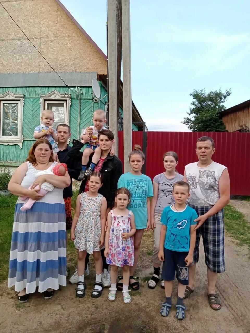 5 сыновей и 5 дочек. Многодетная семья. Многодетная семья 10 детей. Многодетная семья Фирсовых в Калуге. Многодетная семья в Волгоградской области.