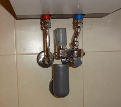 Газовая колонка в ванную комнату. Керамический смеситель для ванной. Газовая колонка вваной. Смеситель для ванны газовая колонка. Смеситель для ванны газовая колонка.