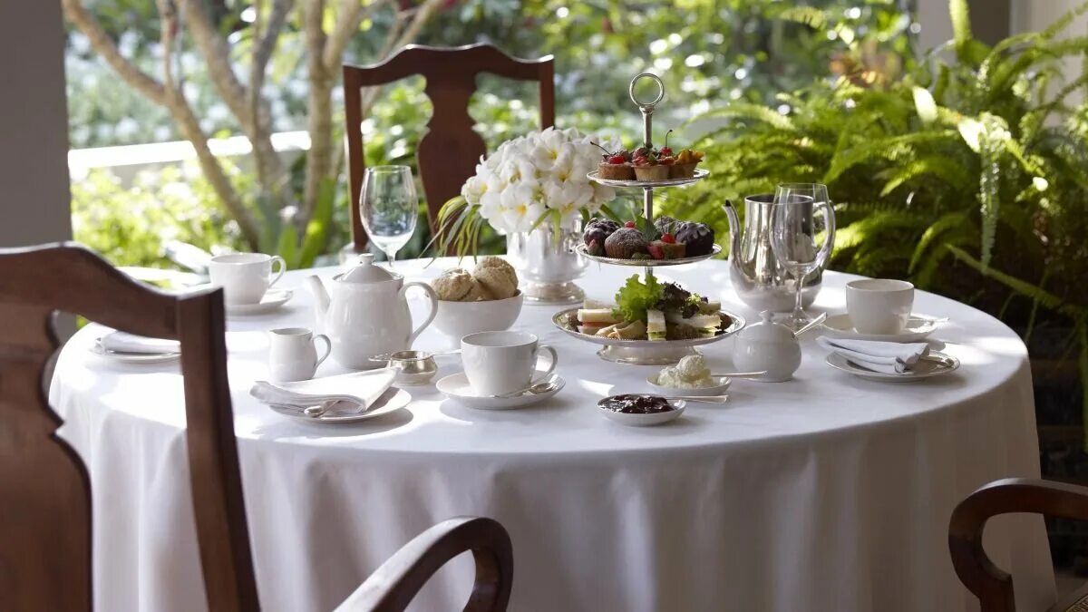 Организовать чаепитие. Стол для чаепития для взрослых. Чайные столики в отеле. Чайный стол в номере в отеле. Сервировка чая в отелях номерах.