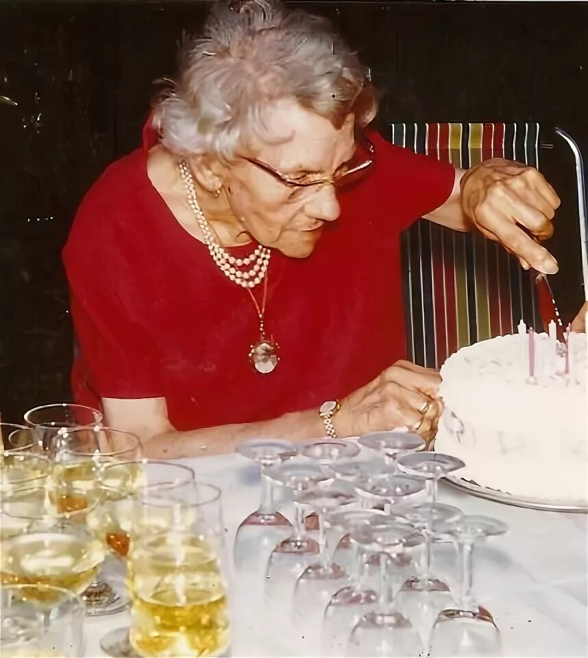 Бабушки женщины сценарий. Бабушка празднует день рождения. Старушка празднует день рождения. Развлечения для бабушки 80 лет. Бабки отмечают день рождения.