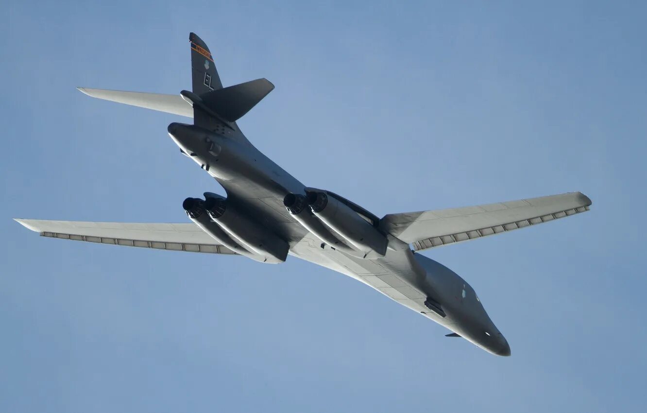 B1b бомбардировщик. Rockwell b-1b Lancer. Rockwell b-1 «Лансер. B1 Lancer. Самолёт бомбардировщик b1b.