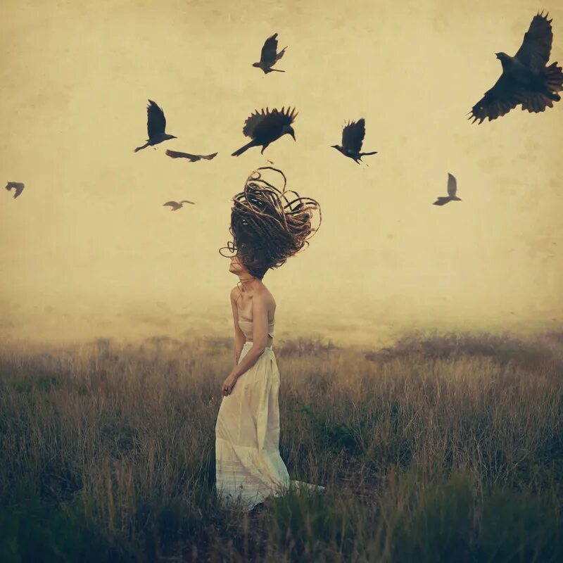 О чем мечтают птицы. Фотоискусство. Птица мечты. Девушка горы сюрреализм. Вдохновение Эстетика.
