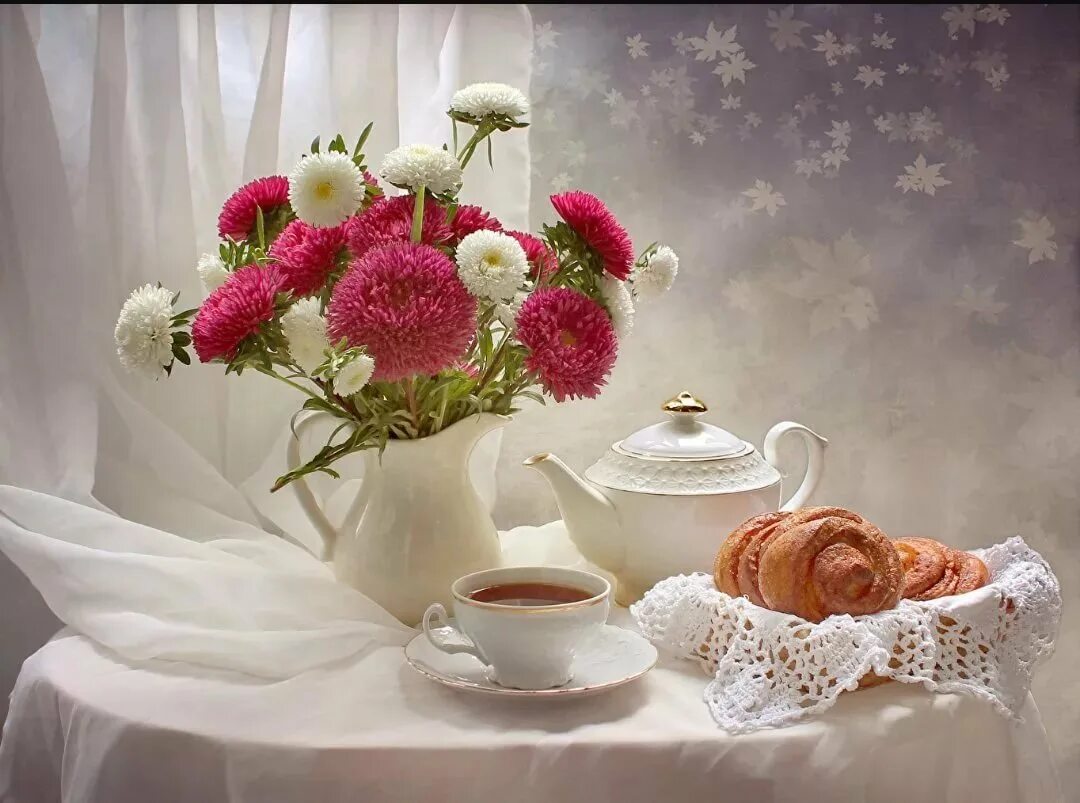 Какое сегодня утро. Нежный натюрморт. Утренние цветы. Доброе утро натюрморт. Утро чай цветы.