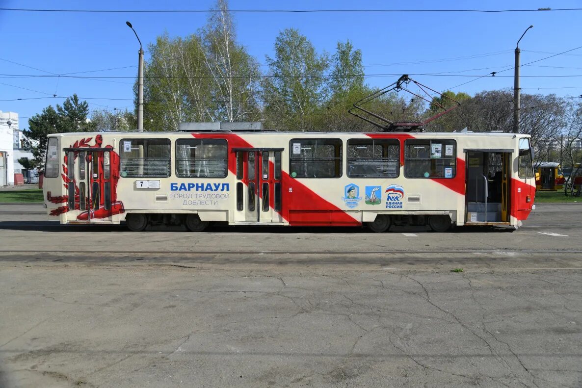 Движение трамваев барнаул. Трамвай Барнаул. Трамвай 4 Барнаул. Барнаул собянинские трамваи. 3142 Трамвай Барнаул.
