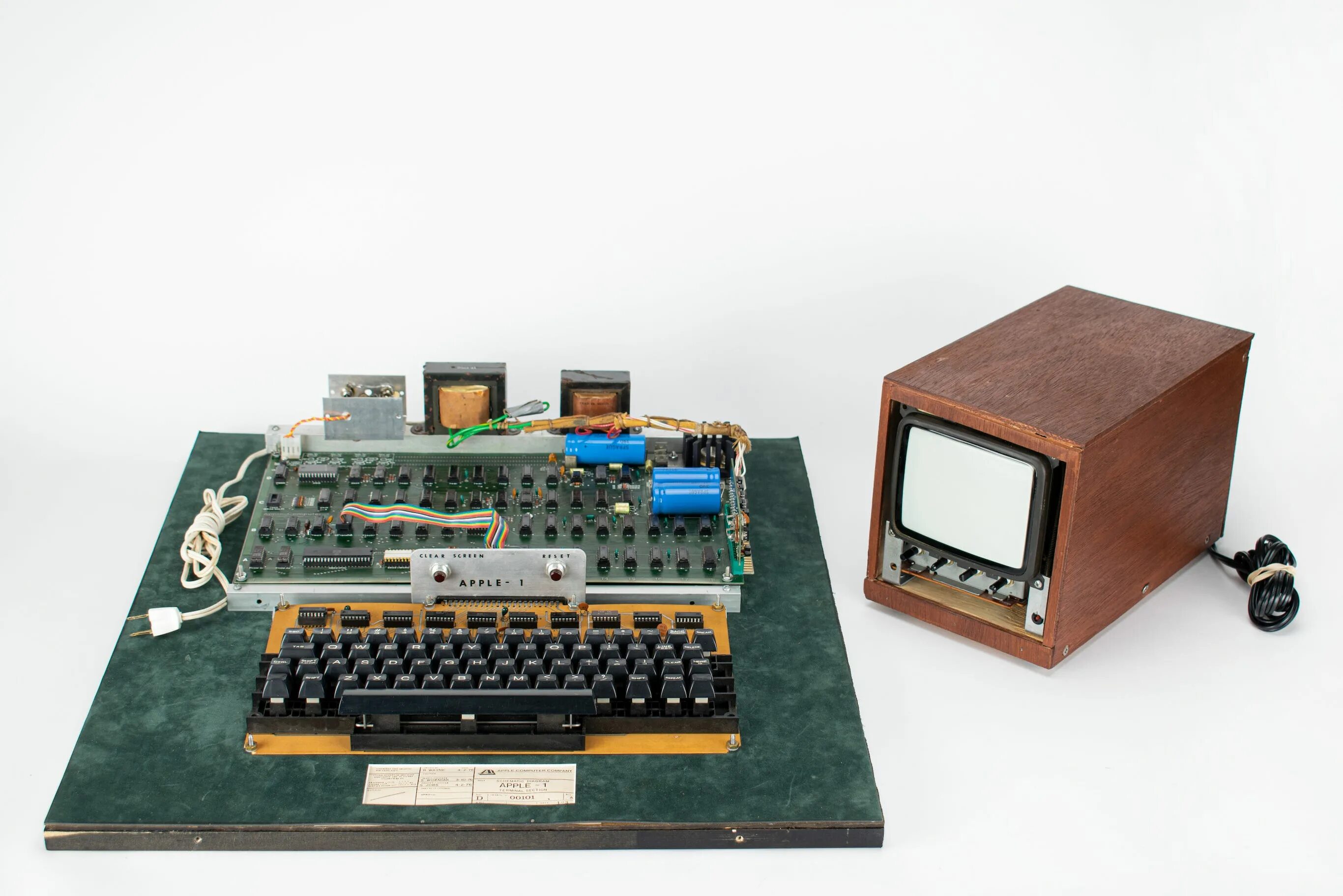 Стив Джобс компьютер Apple 1. Стив Джобс 1976 Apple 1. Стив Джобс первый компьютер Эппл 2. Первый компьютер Эппл 7.