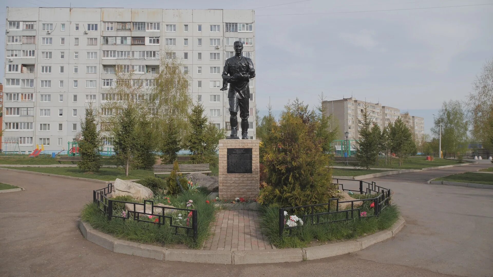 Памятник киселеву в каком городе. Киселев памятник в благовещенске. памятник николаю киселеву в благовещенске. памятник киселеву в благовещенске рб.