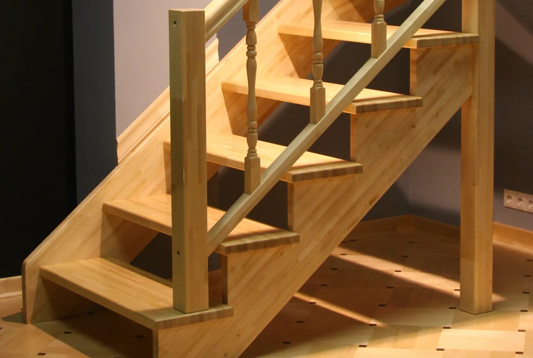 Деревянная лестница. Лестница из дерева. Лестница на косоурах деревянная. Лестница деревянная на второй этаж. Построить лестницу своими руками