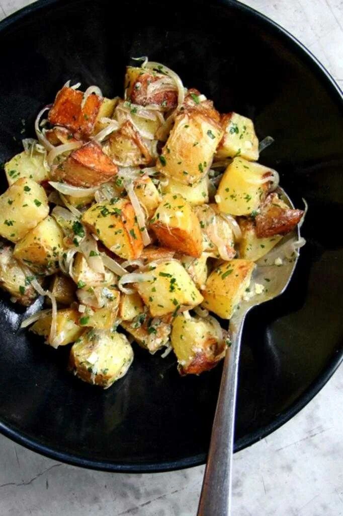 Картофель запеченный в духовке. Запеченная картошка с грибами. Картофель запеченный с грибами. Картошка с грибами в духовке. Запеченная картошка с мясом и грибами