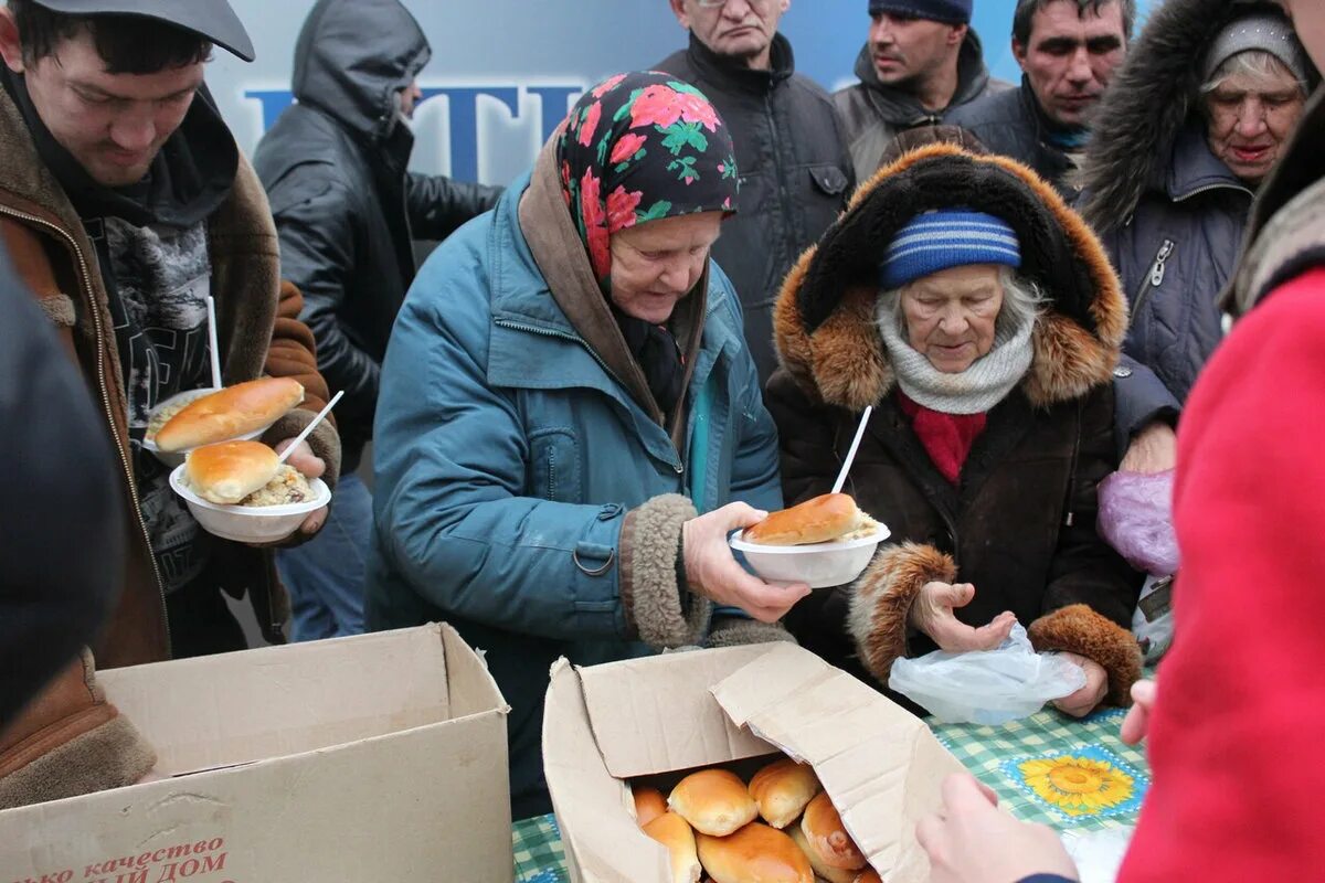 Благотворительная помощь в русской деревне. Кормление бездомных. Благотворительность нищим. Раздача еды бездомным. Кормление бездомных людей.