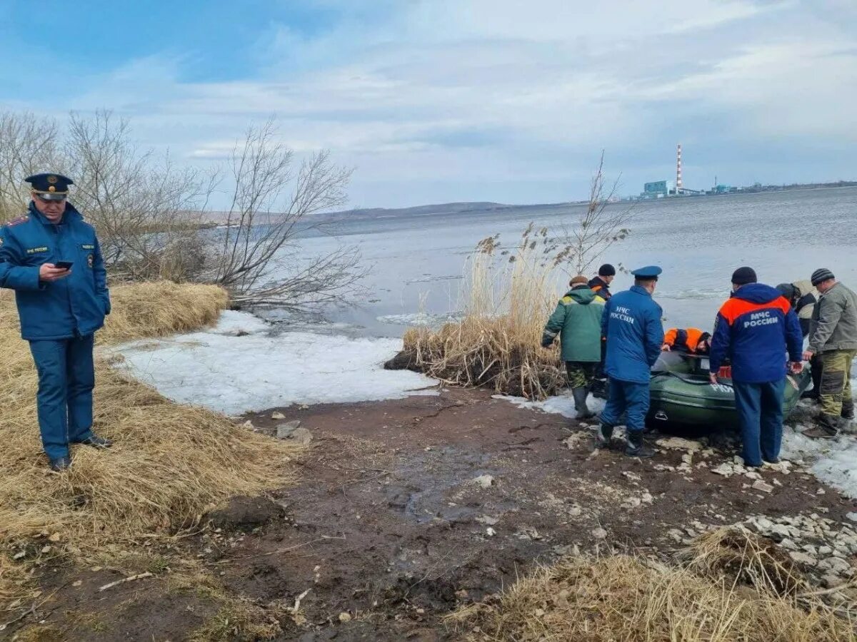 Спасение рыбаков 3 мая Березовская ГРЭС. Рыбаки на льдине. МЧС спасает рыбаков на льдине. Оторвало льдину с рыбаками. 15 апреля 2017