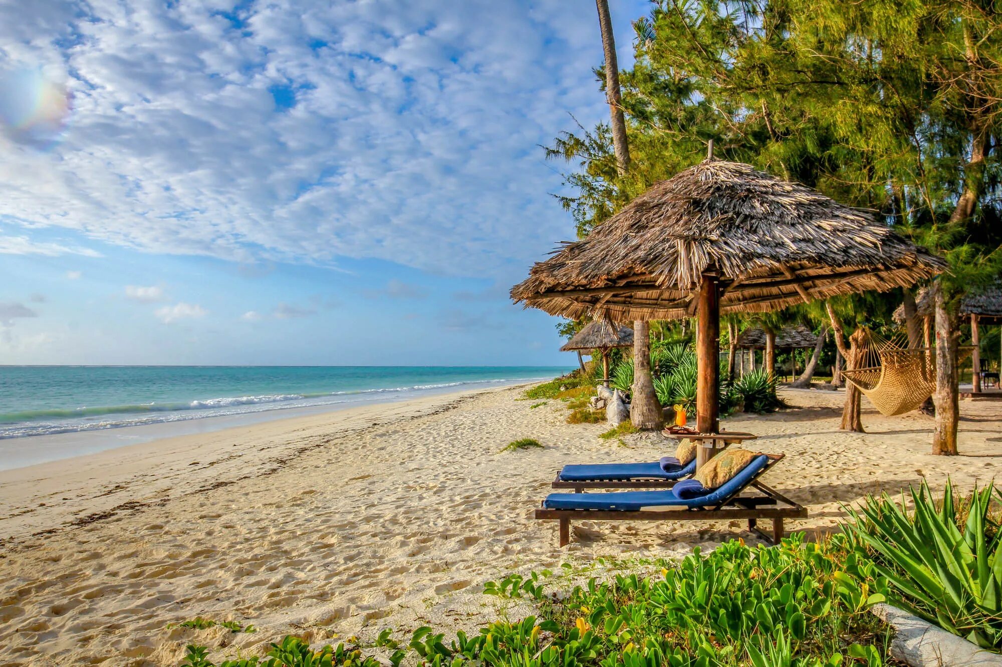 Занзибар острова африки. Море песчаный пляж. Baby beach. Лежак на море. Индийский океан гоа.