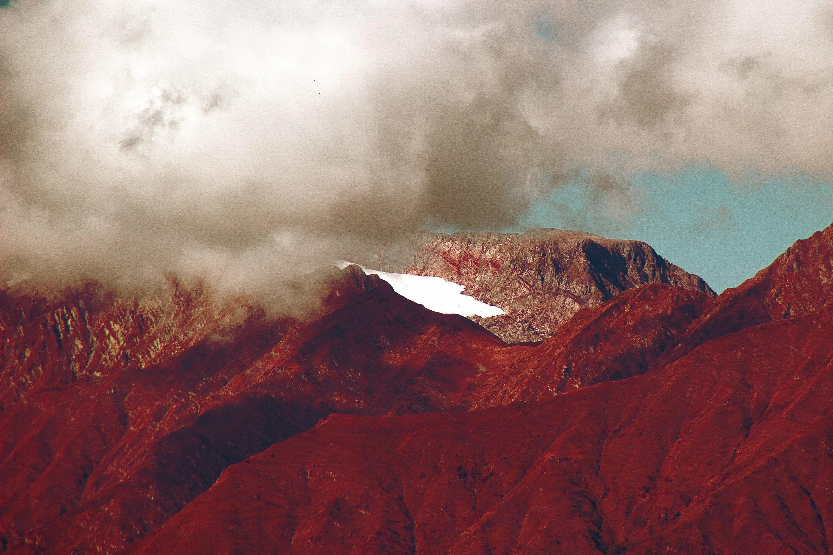 Красные горы в горном. Красная гора. Гималаи эльбрус. Вулкан в гималаях. Красные горы колорадо.