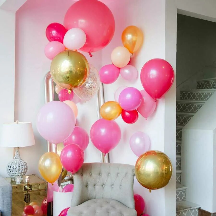 Стильное украшение шарами. Модные воздушные шары. Композиция из шаров для девочки. Воздушные шары в интерьере.