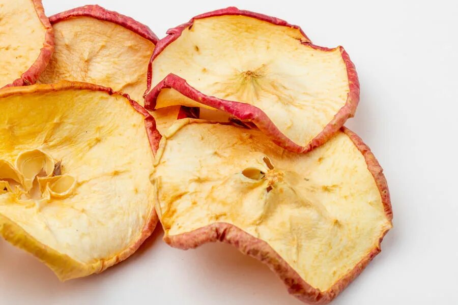 Влияет ли сорт яблок на засушивание. Яблоко сушёное. Засушенные дольки яблока. Сухие яблоки. Долька яблока.