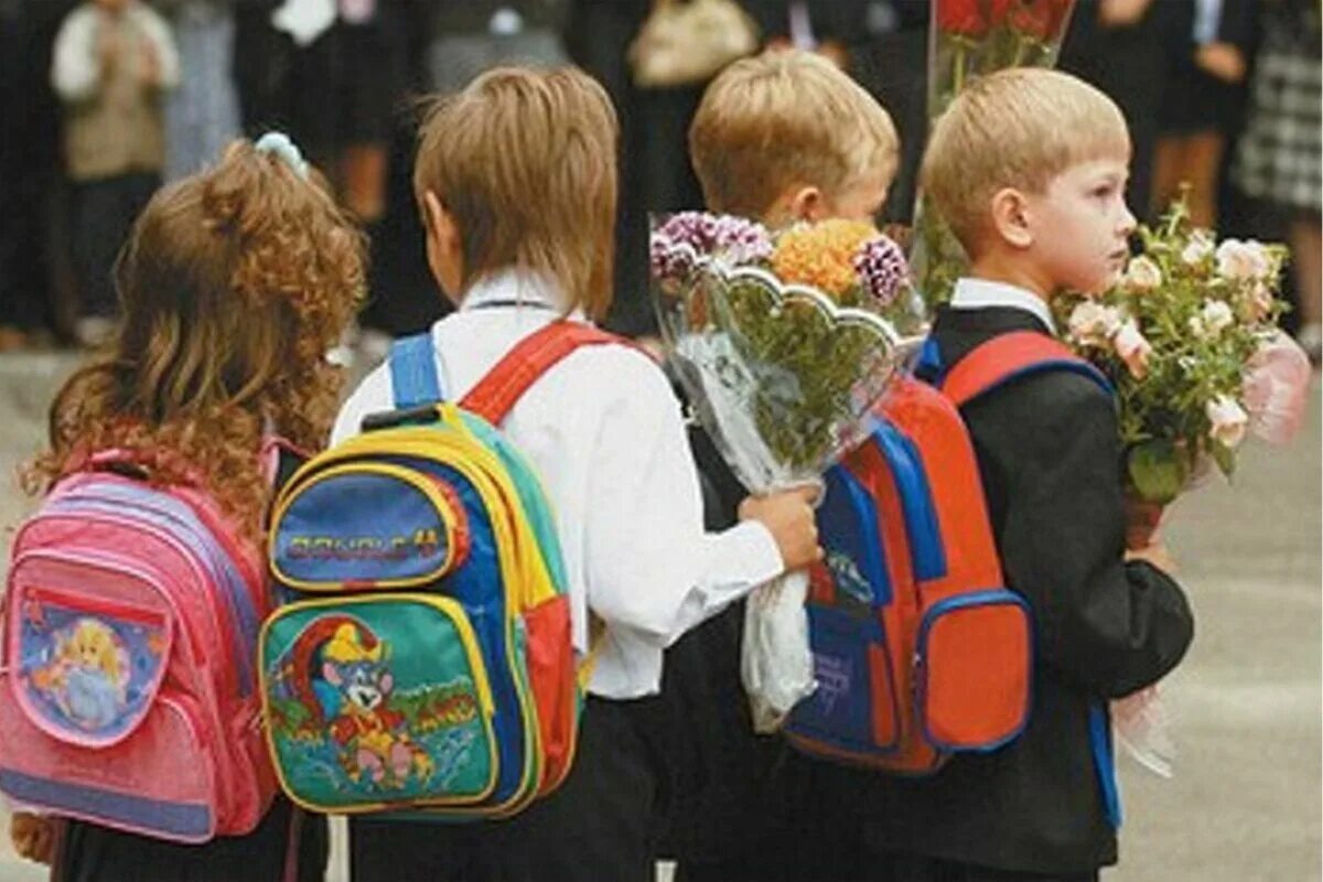 Дети в школу идут 25. Портфель первоклассника. Портфели для первоклашек. Первоклассник идет в школу. Школьник с рюкзаком.