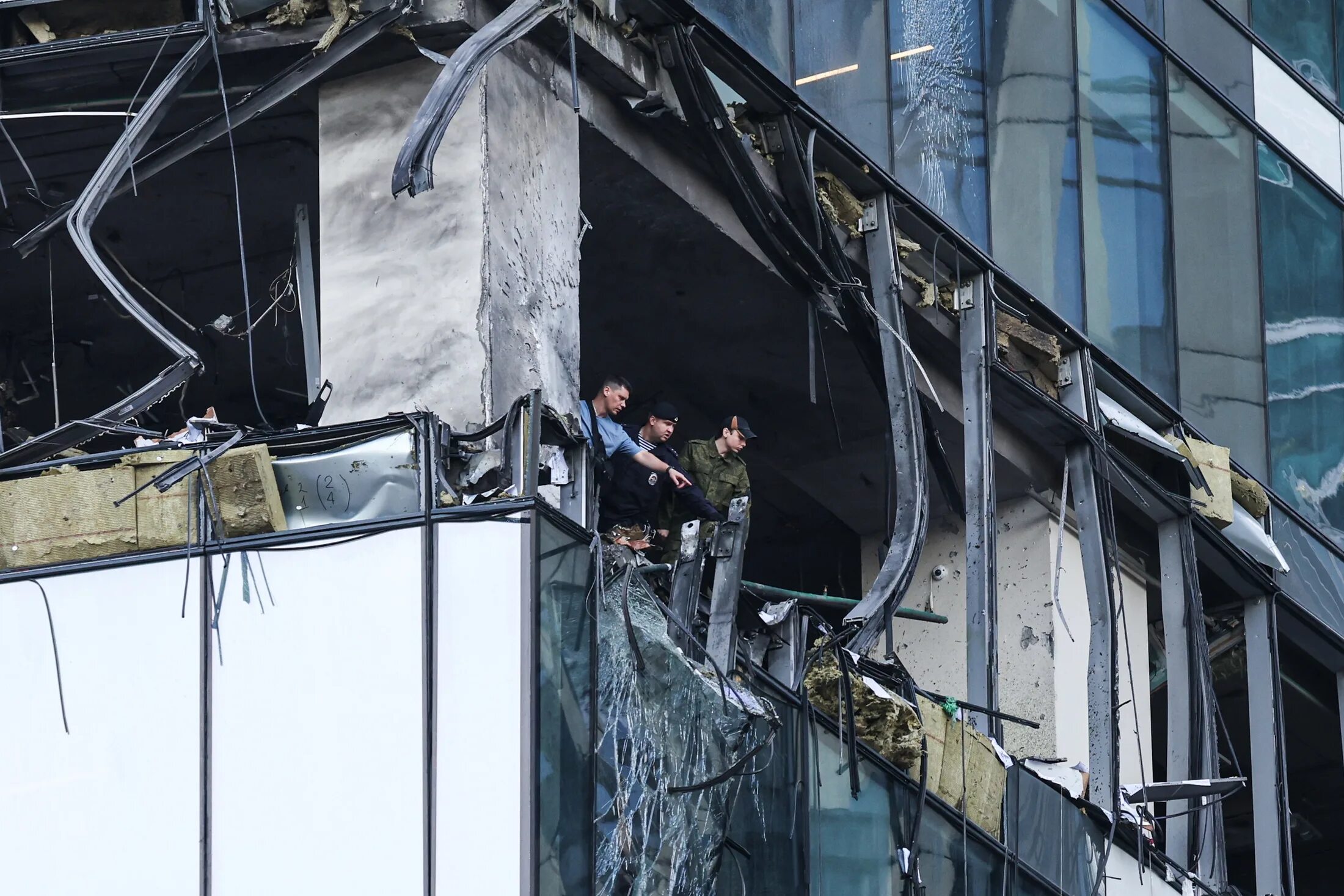 Поврежденное здание. Повреждения зданий Сити. Москва Сити взрыв. Москва Сити дрон.