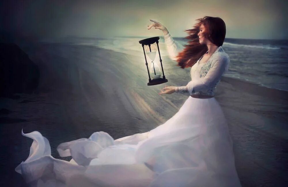 Мечтайте скромнее. Девушка в белом платье. Девушка на ветру. Девушка с песочнымыми часыми. Девушка в ожидании счастья.