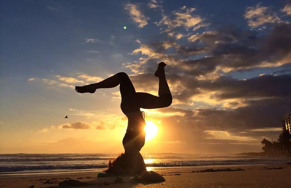 Йога море закат. Йога красивые фотографии памятников. Солнце огонь йога. Невероятные возможности тела. Йога без слов