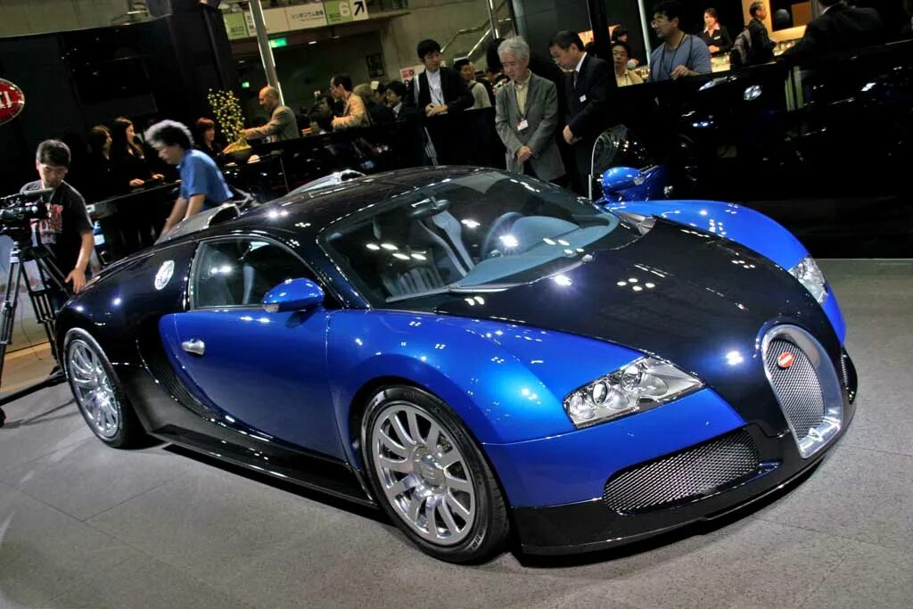 Сколько бугатти в мире. Bugatti Veyron 2005. Бугатти Вейрон 2005 года. Bugatti Veyron 2004. Bugatti Veyron 1999.