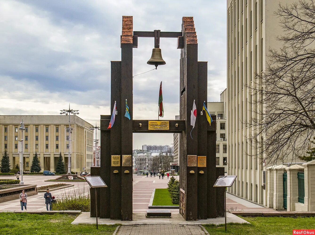 Колокол нагасаки минск. Памятник жертвам хиросимы минск. Колокол нагасаки. Хиросима нагасаки мемориал колокол. Колокол нагасаки.