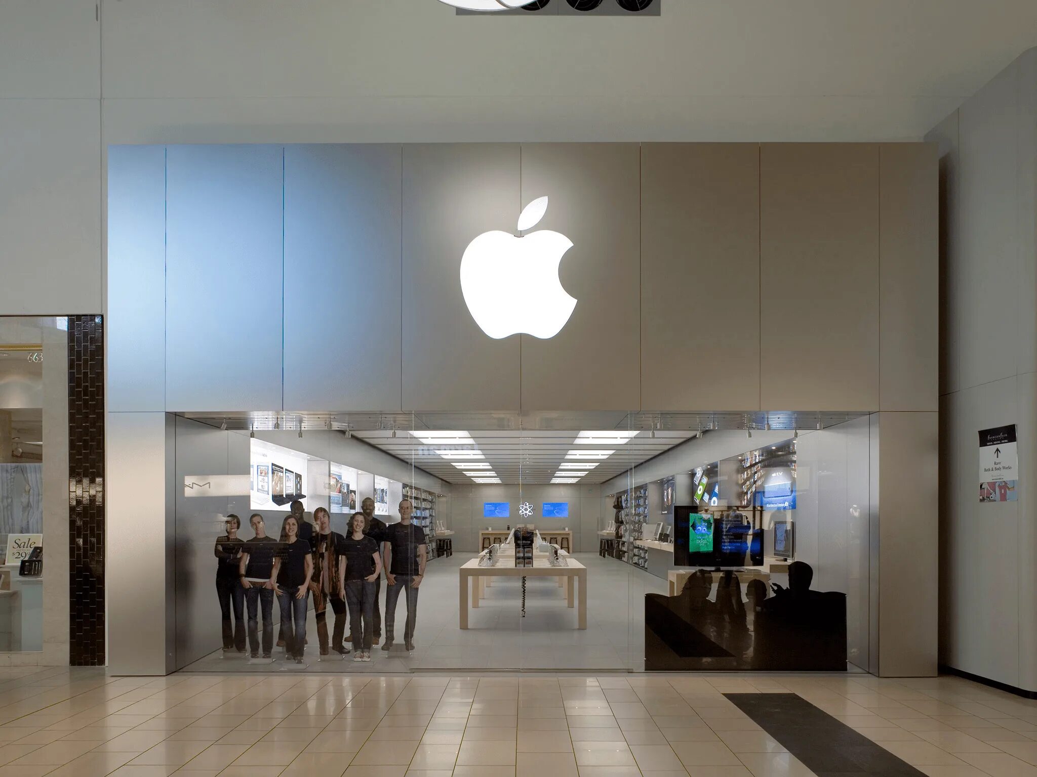 Apple store в красноярске. Рестор эппл. Рестор айфон. Магазин техники эпл. Рестор магазин.