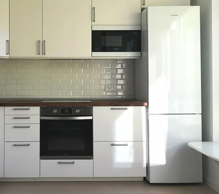 Духовка компакт бош. Кухня со встроенной микроволновкой. Кухня со встроенной микроволновкой. Кухня со встроенной микроволновкой и духовым шкафом. Микроволновка aeg встраиваемая.