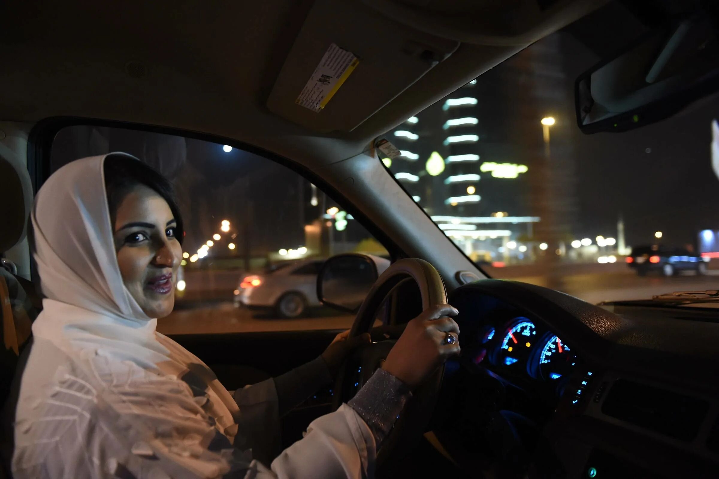 Мусульманки в Саудовской Аравии. Такси в Саудовской Аравии. Женщина в машине в Саудовской Аравии. Саудовская Аравия женщины.