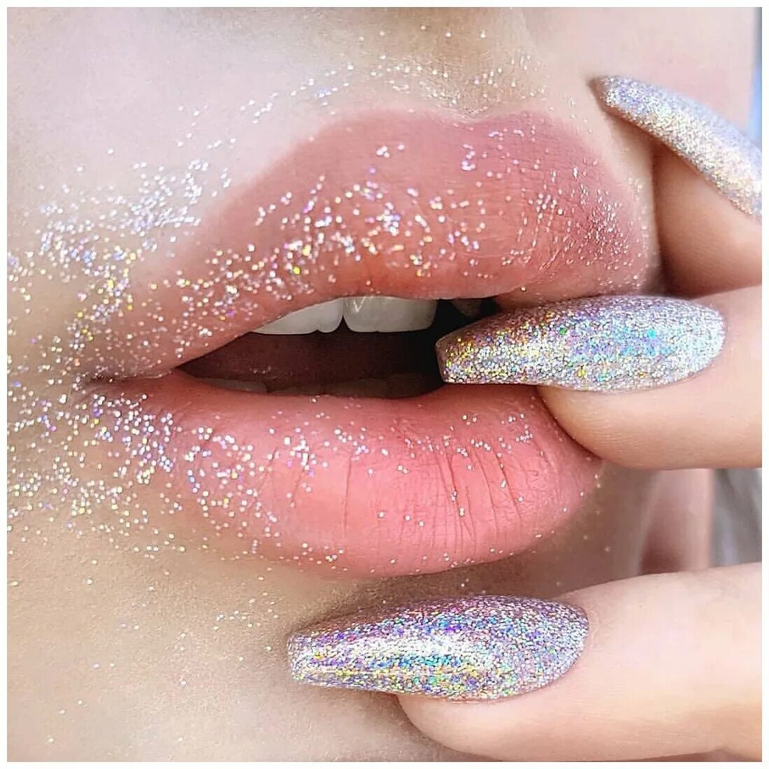 Glow глиттер глиттер me. Глоу глиттер. Глиттер glow me сакура. Glow me глиттер гель для тела. Glitter me.