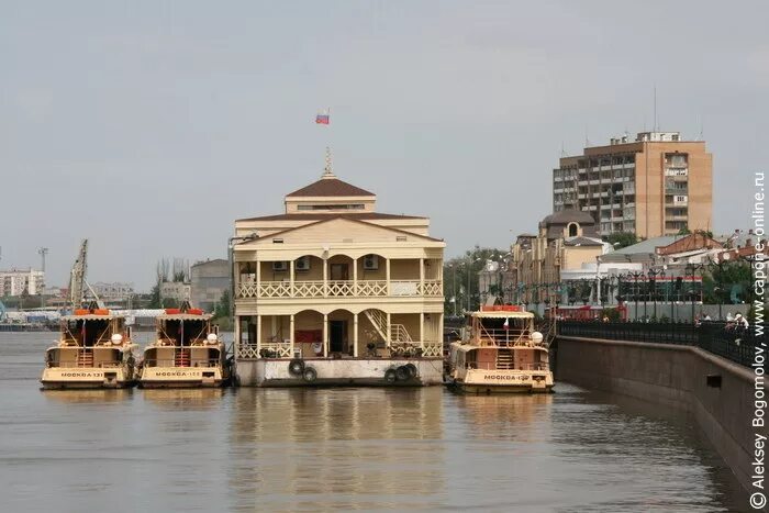 Астрахань 17 пристань речной вокзал. Астрахань пристань. 17 пристань астрахань. Причал астрахань. Астрахань трамвайчик набережная.