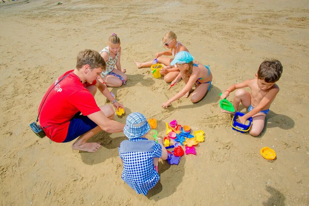 дети на море. пляж крым дети. анапа джемете детский пляж. дети на берегу моря. сочи песчаный пляж отдых с детьми.